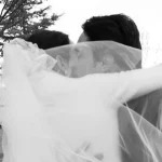 La boda en Madrid de Pino y Nacho: una novia de invierno con abrigo y un tocado nostálgico