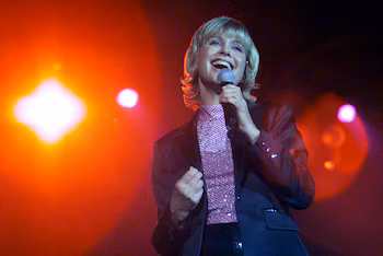 La obra narra la infancia marcada por la timidez de Newton-John antes de alcanzar la fama internacional como cantante y actriz (REUTERS)
