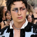 La maquilladora de Hudson Williams para la Met Gala 2026, Aika Flores, pide a la gente que sea “amable” tras las críticas recibidas