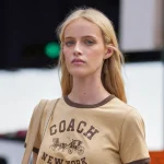 Las 7 camisetas (y tops) que más veremos en primavera-verano 2026