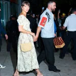 Las sandalias (comodín) que más favorecen para una boda de verano las ha llevado Taylor Swift