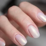 Las uñas perladas de los 90 serán la tendencia más elegante del verano 2026