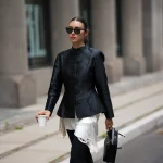 Los alamares son el detalle histórico más sofisticado de las chaquetas de 2026