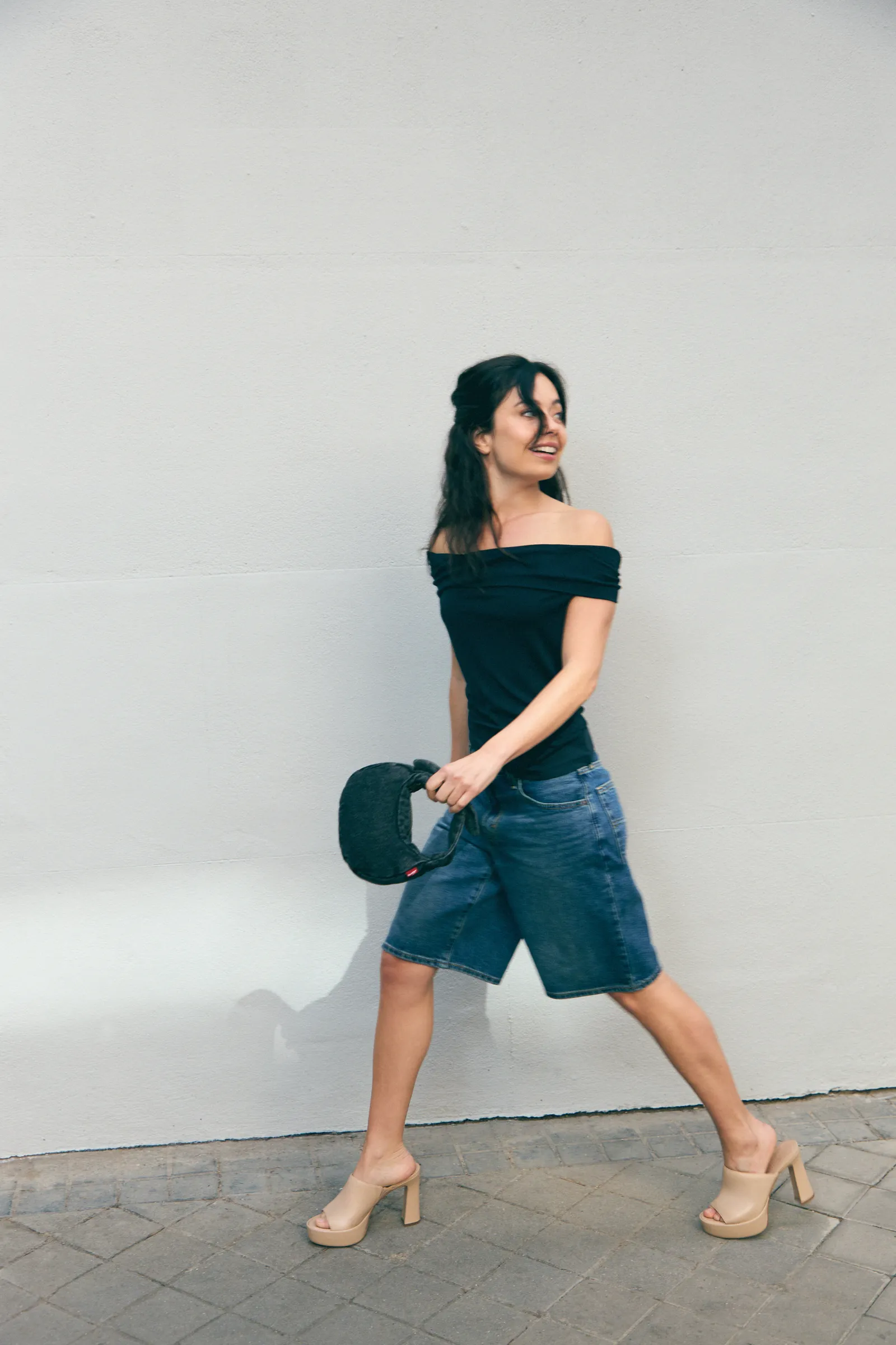 Los looks de verano de Anna Castillo dispararn tu nostalgia Y2K