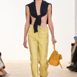 Los pantalones amarillos son la prenda extravagante (pero versátil) que hay que llevar este verano 2026