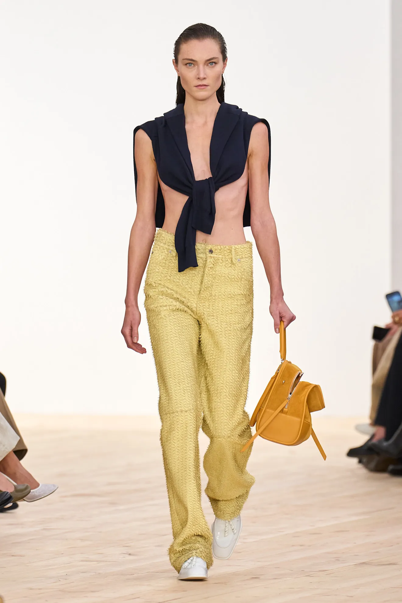 Los pantalones amarillos son la prenda extravagante  que hay que llevar este verano 2026
