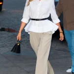 Ni clásica ni ‘oversize’: la camisa blanca perfecta para esta primavera es ‘peplum’ (y así la combina Taylor Swift)