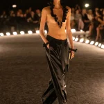 Pantalones de satén, la tendencia elegante (pero relajada) para esta primavera-verano 2026