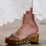 Sandalias con suela de madera o cómo reinventar los zuecos esta primavera 2026