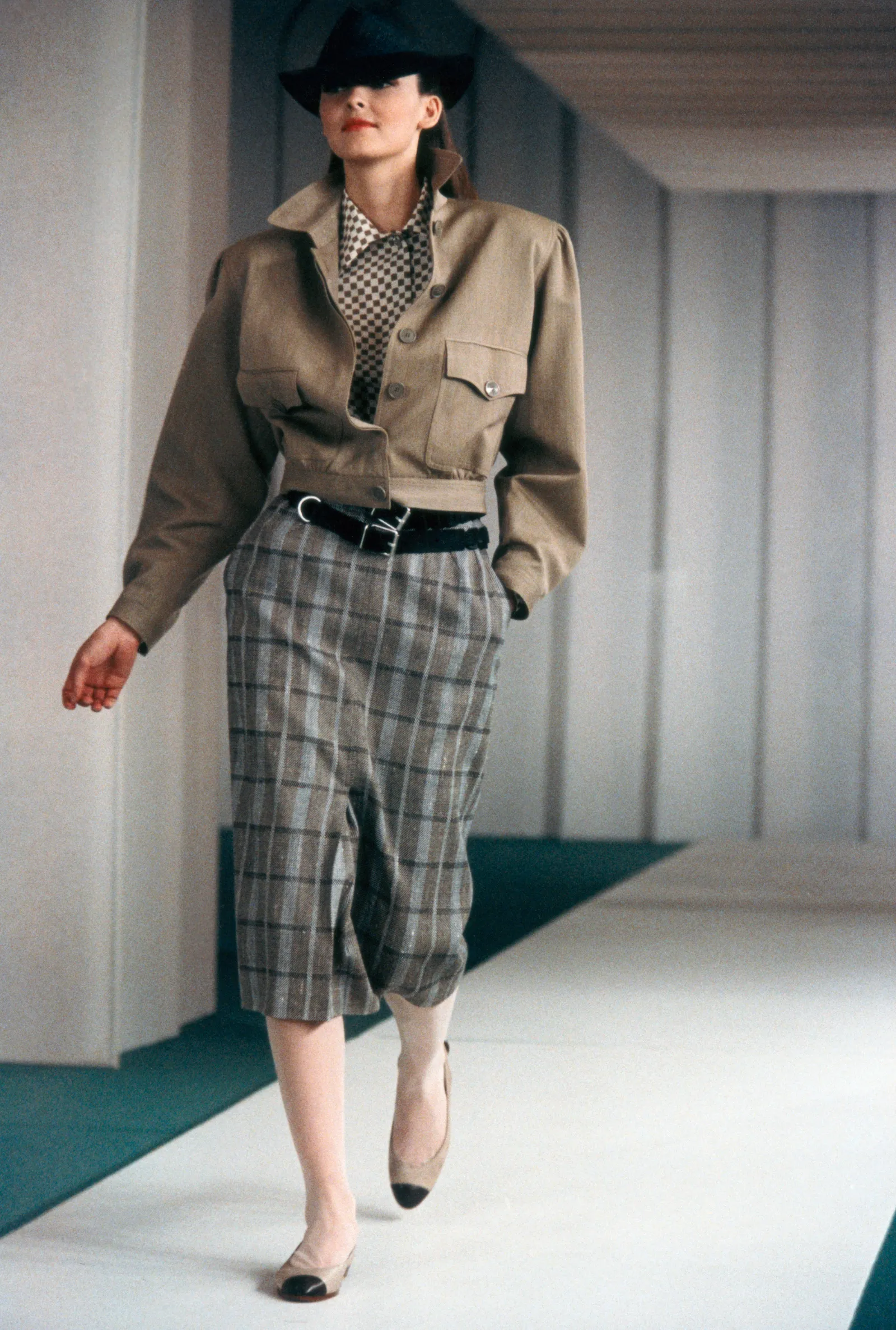 Look de la colección primaveraverano 1983 de Armani.