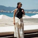Top halter satinado: ¿Por qué favorece más que cualquier otro básico clásico?