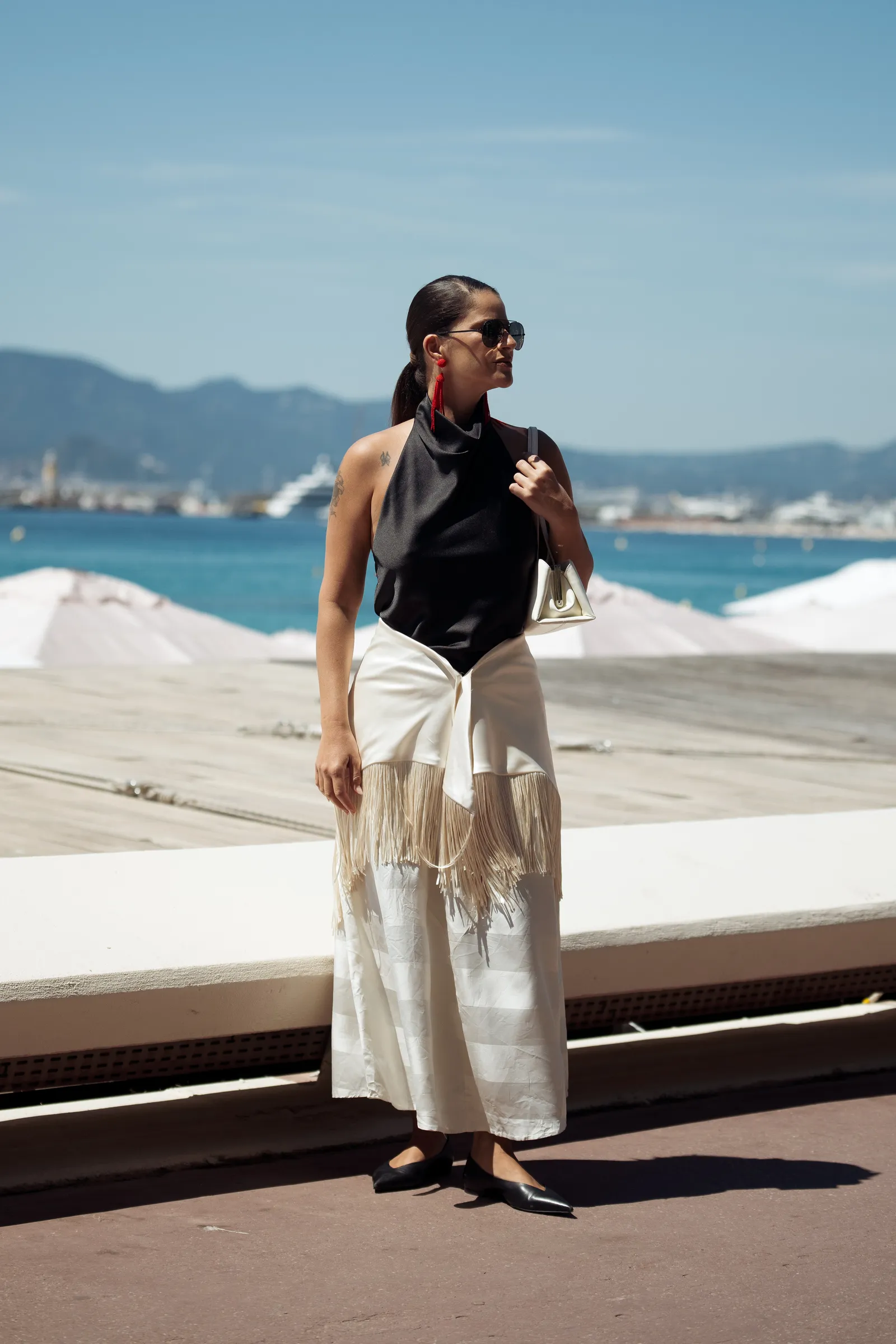 como combinar falda blanca boho en verano 2026 estilismo con top halter satinado