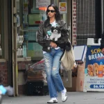 ¿Estamos listas para recuperar los pantalones vaqueros más codiciados de nuestra adolescencia? La respuesta de Irina Shayk es afirmativa