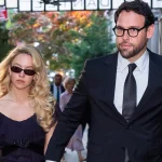 ¿Y si el azul marino fuera el nuevo negro del verano? La respuesta de Sydney Sweeney