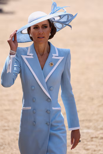 Kate Middleton elige un abrigo azul de Catherine Walker Lafayette con solapas claras y cintura ceñida (REUTERS/Toby Melville)