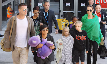 Brad Pitt con Angelina Jolie y sus hijos en 2014 (Shutterstock)