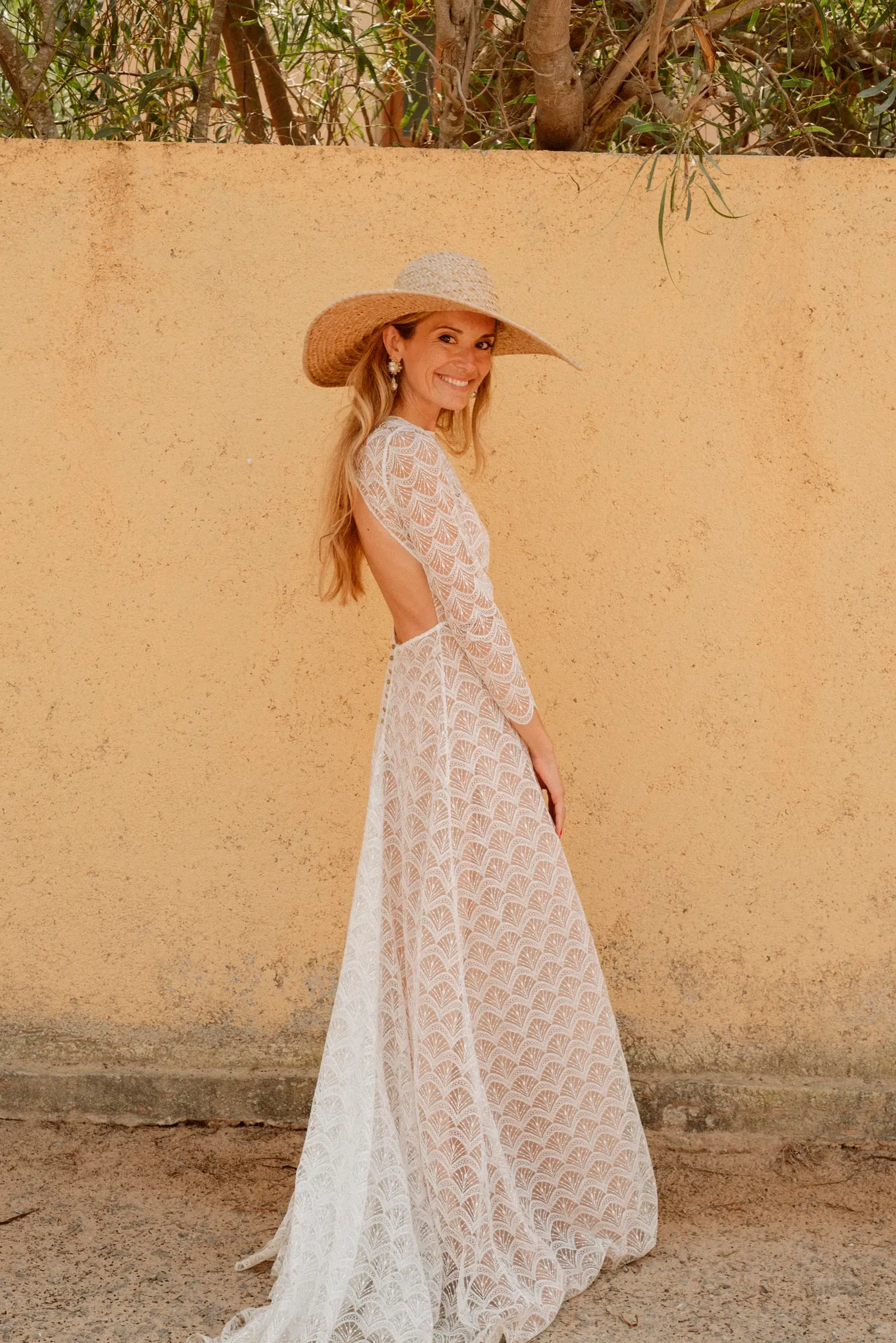 Peinados de novia con pelo suelto y sombrero de boda
