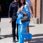 Anne Hathaway con pijama y el bolso Le City de Balenciaga: el look “comfy chic» perfecto para el verano