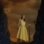 Ariana Grande revive el terror suburbano 50s en HTIMYLM – jenesaispop.com