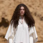 Athena Accorsi, hija de Laetitia Casta y Stefano Accorsi, debuta como modelo a los 16 años, con el mismo magnetismo que su madre