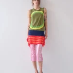 Ayo Edebiri confía en un ‘look’ vibrante de Edward Cuming compuesto por un chaleco y una falda