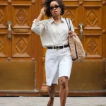 Bermudas blancas: cómo llevar en verano 2026 el pantalón que todas las chicas clásicas deberían tener en su armario