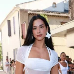 Bolsos de novia: Dua Lipa confirma la tendencia nupcial más potente de 2026 (y 2027)