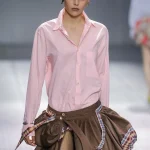 Camisa rosa en verano 2026: cómo llevarla en la ciudad con falda, pantalón capri o vaqueros