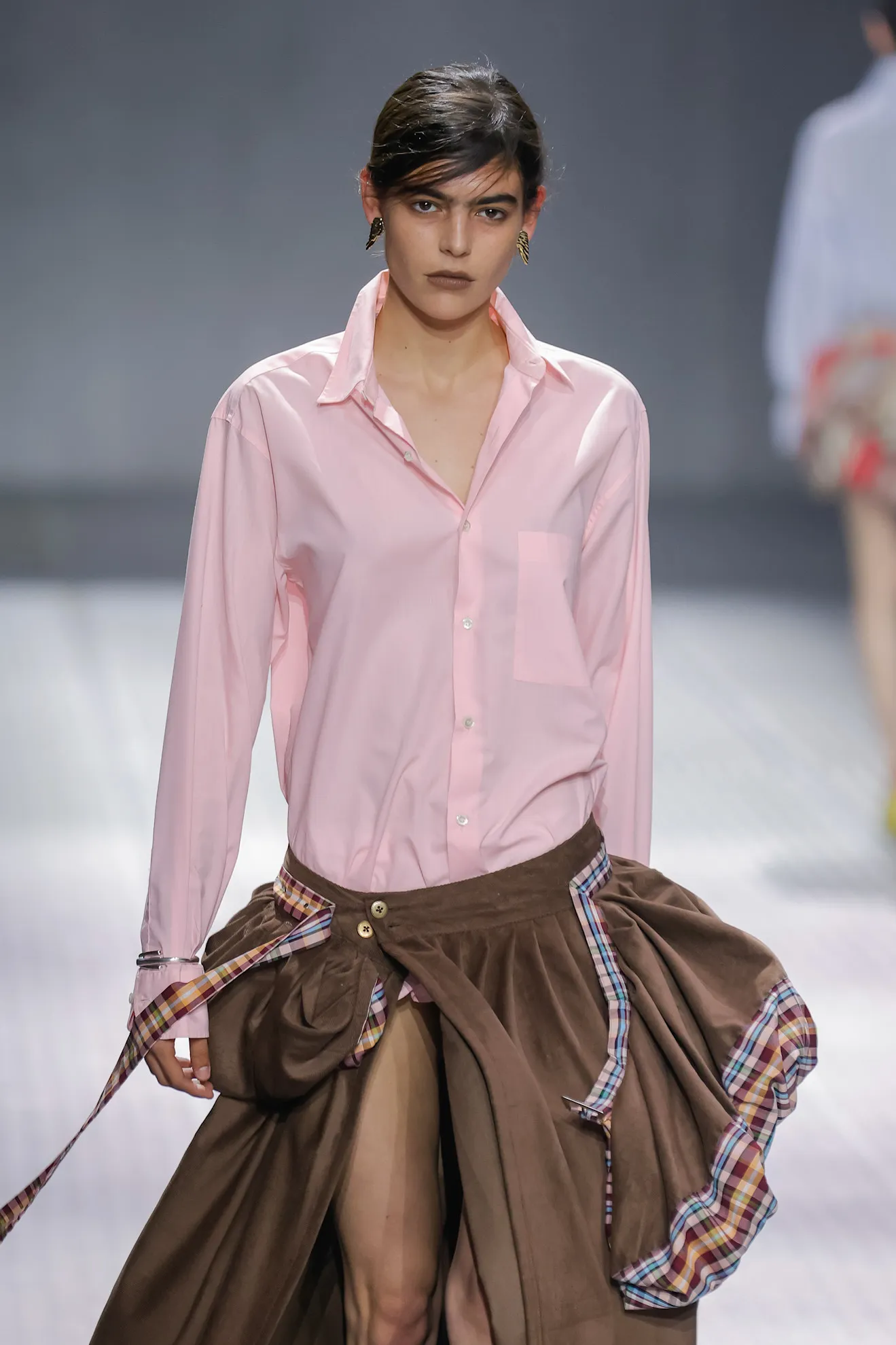 Camisa rosa en verano 2026 cómo llevarla en la ciudad con falda pantalón capri o vaqueros