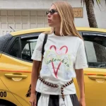Cinturón de madera: el accesorio que las portuguesas llevan sin parar es capaz de darle un giro hasta a los looks más básicos del verano 2026