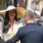 Dua Lipa y Callum Turner: así fue el primer vestido de novia de la estrella para su boda en Sicilia