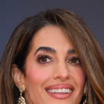 El corte de pelo boho de Amal Clooney es el más favorecedor del verano 2026