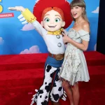 El look de Taylor Swift en el estreno de ‘Toy Story 5’ era una carta de amor a la saga (y a su personaje favorito)