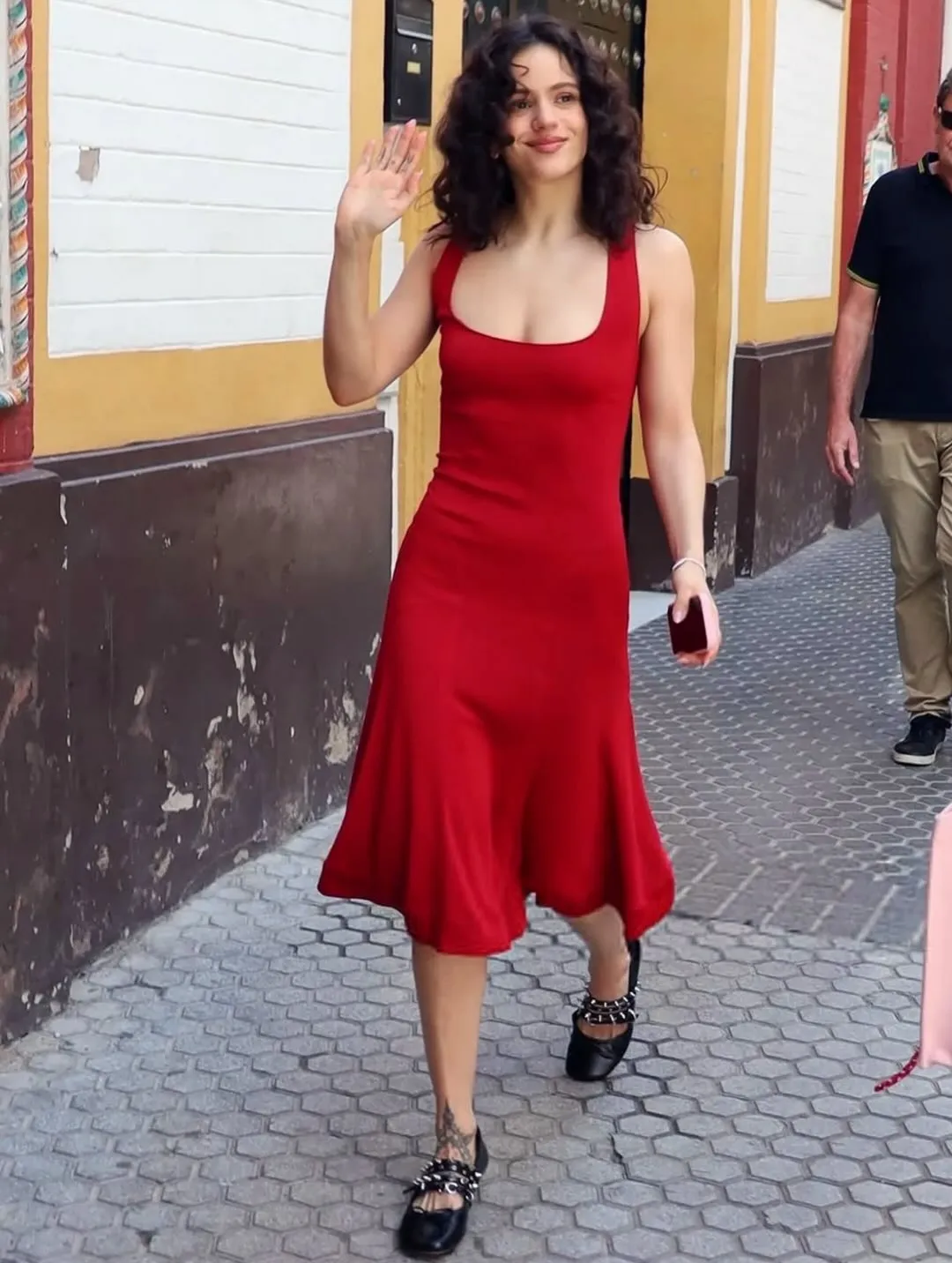 Rosalía con un vestido de estilo minimalista de Alaïa.