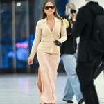Falda satinada y mules transparentes: Jennifer Lopez ha llevado el ‘total look’ rosa del verano 2026