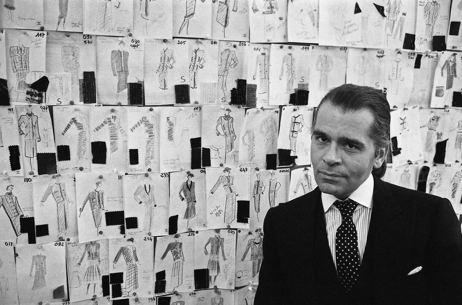 Karl Lagerfeld devant ses dessins chez Chanel en 1984