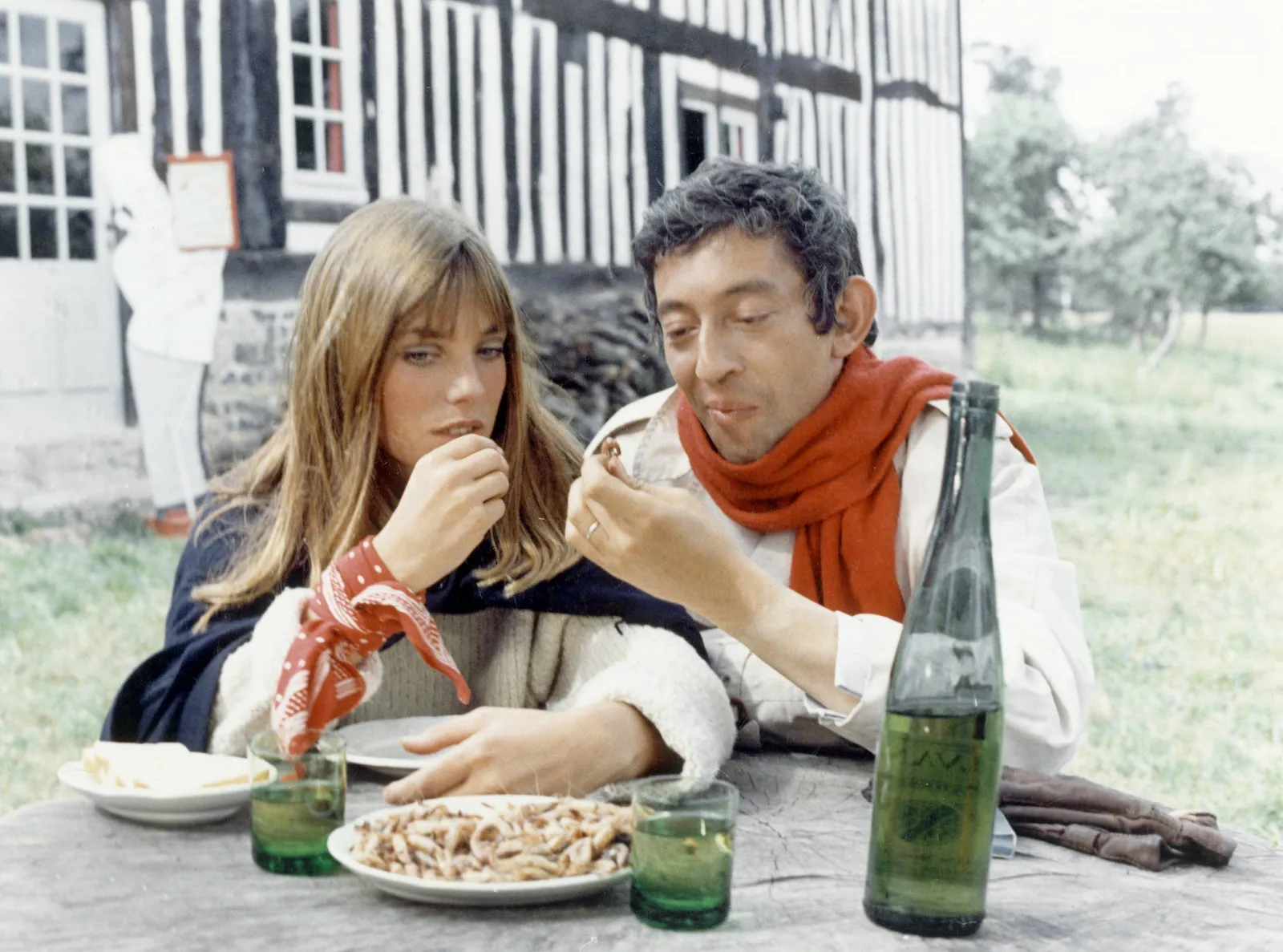 Jane Birkin con un pañuelo tipo bandana roja en la muñeca