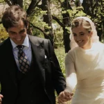 La boda en Málaga de María y Nacho: una novia con mantilla y una decoración con aire primaveral