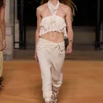 Las blusas blancas boho que serán tendencia en verano 2026 se llevan así con pantalones