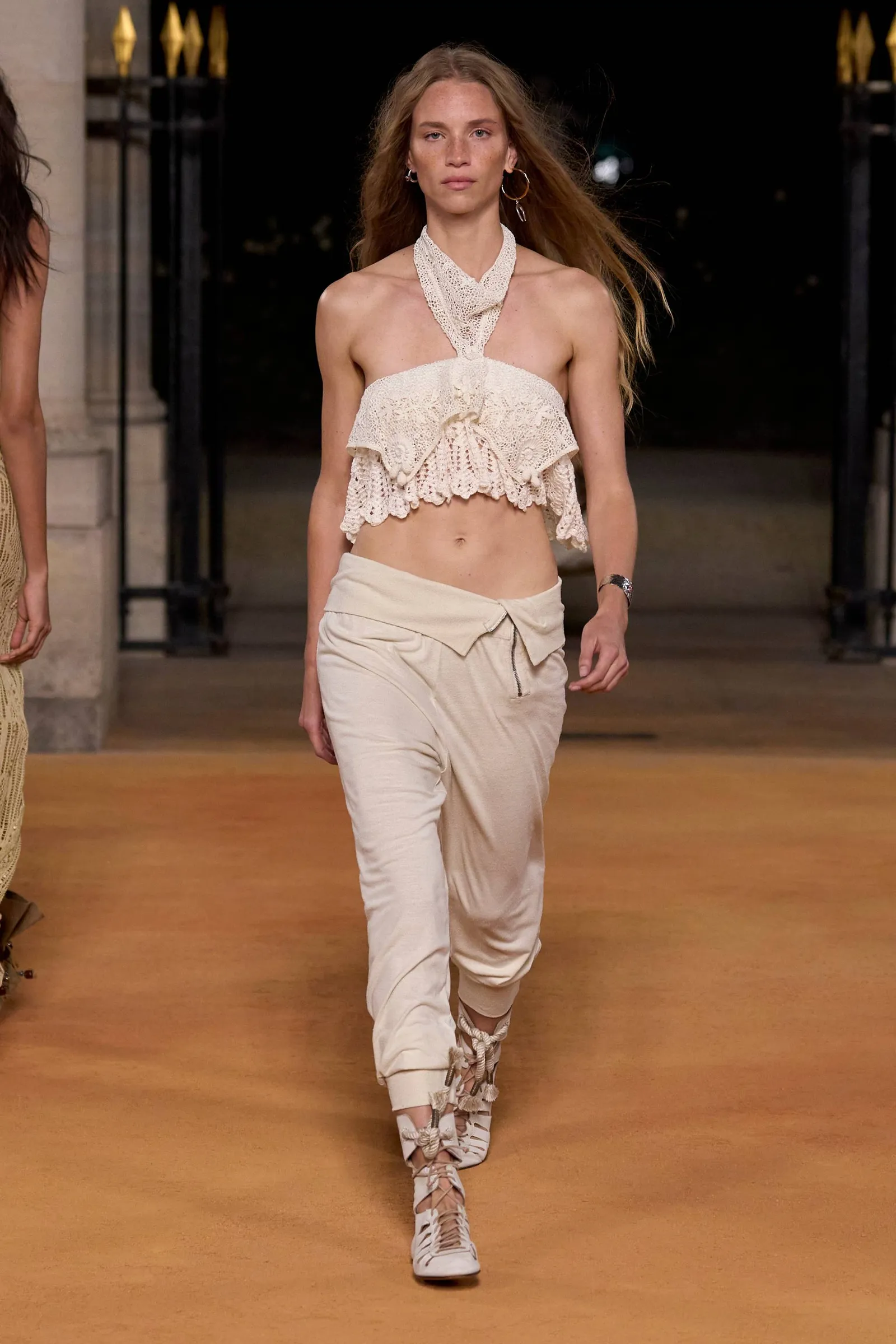 Blusa boho blanca con pantalones a juego y zapatos planos de Isabel Marant PrimaveraVerano 2026.