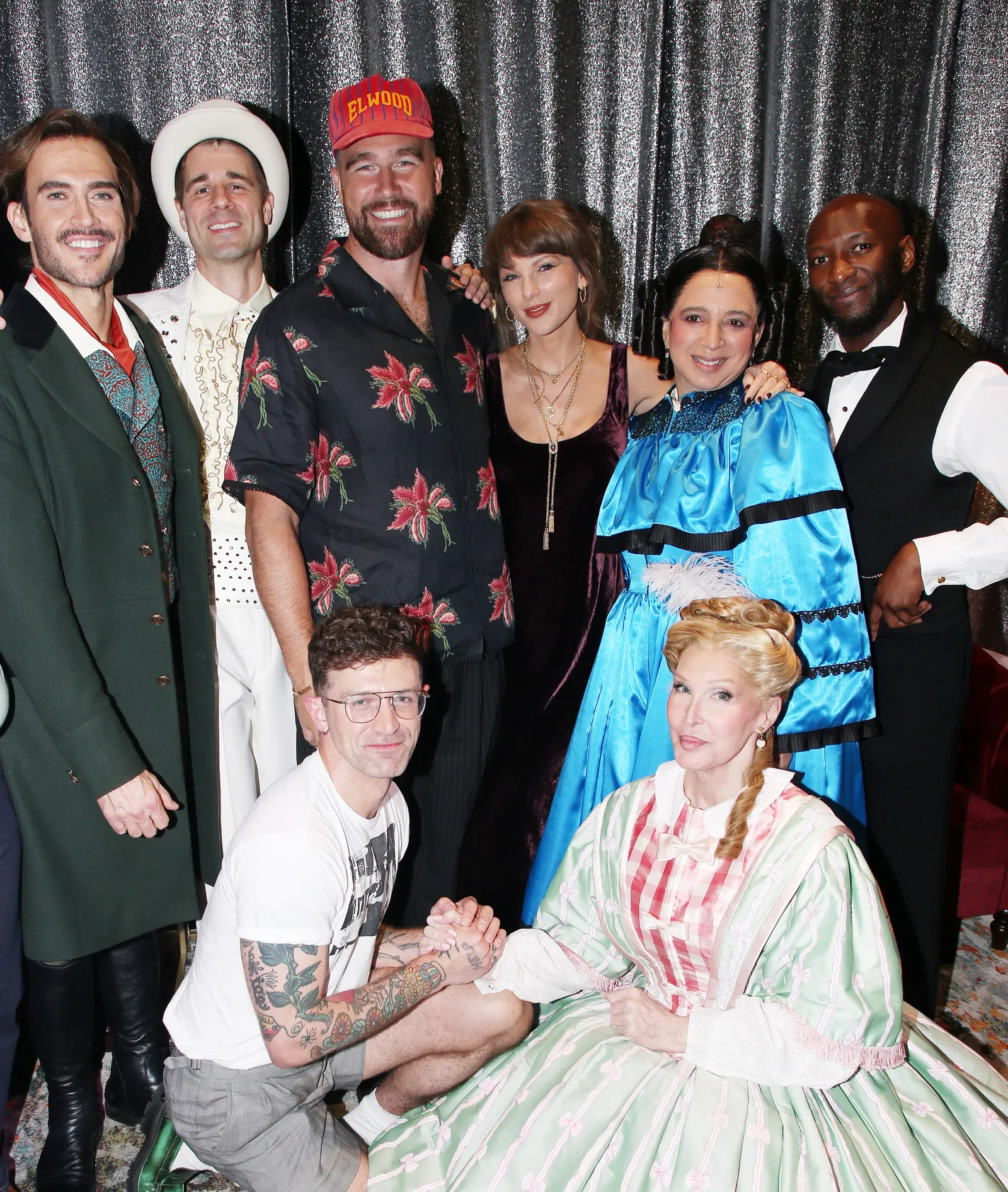 Taylor Swift y Travis Kelce con el elenco de la obra ‘Oh Mary.