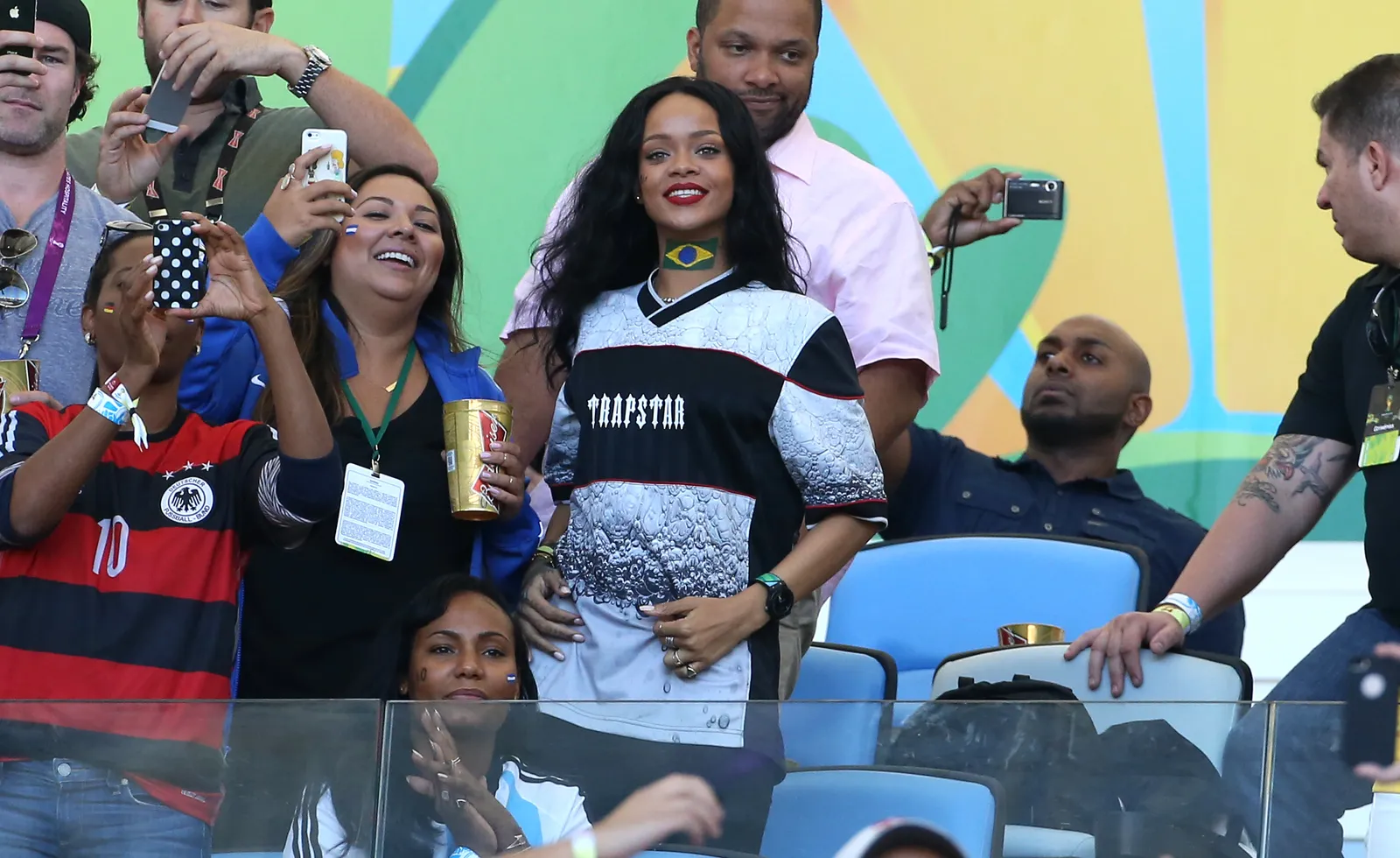 Rihanna con camiseta de fútbol