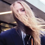 Ni acondicionador, ni crema de peinado: el producto de pelo que usaban las americanas en los 90 para controlar el frizz (y que hoy es un superventas)