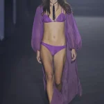 Ni blanco ni rojo: el morado es el color de bañador con el que las expertas se adelantan al otoño