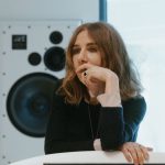 PJ Harvey viaja al espacio por el físico Brian Cox en ‘Voyager’