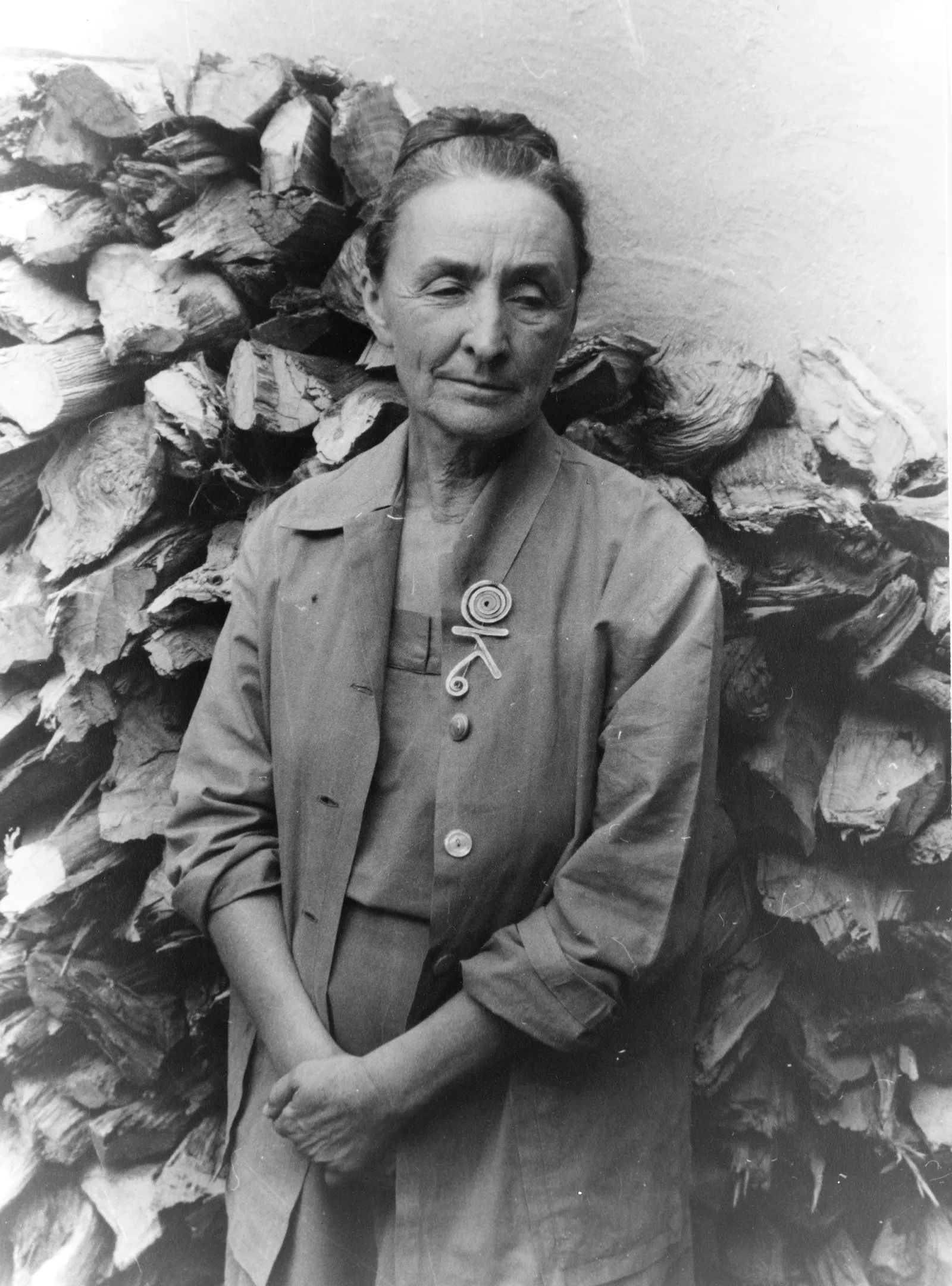Georgia O'Keeffe con un broche de Alexander Calder.