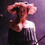 Russian Red desata sus excentricidades en su «cabaret místico» – jenesaispop.com