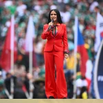 Salma Hayek Pinault en la inauguración del Mundial 2026 o cómo llevar con estilo los colores de tu equipo