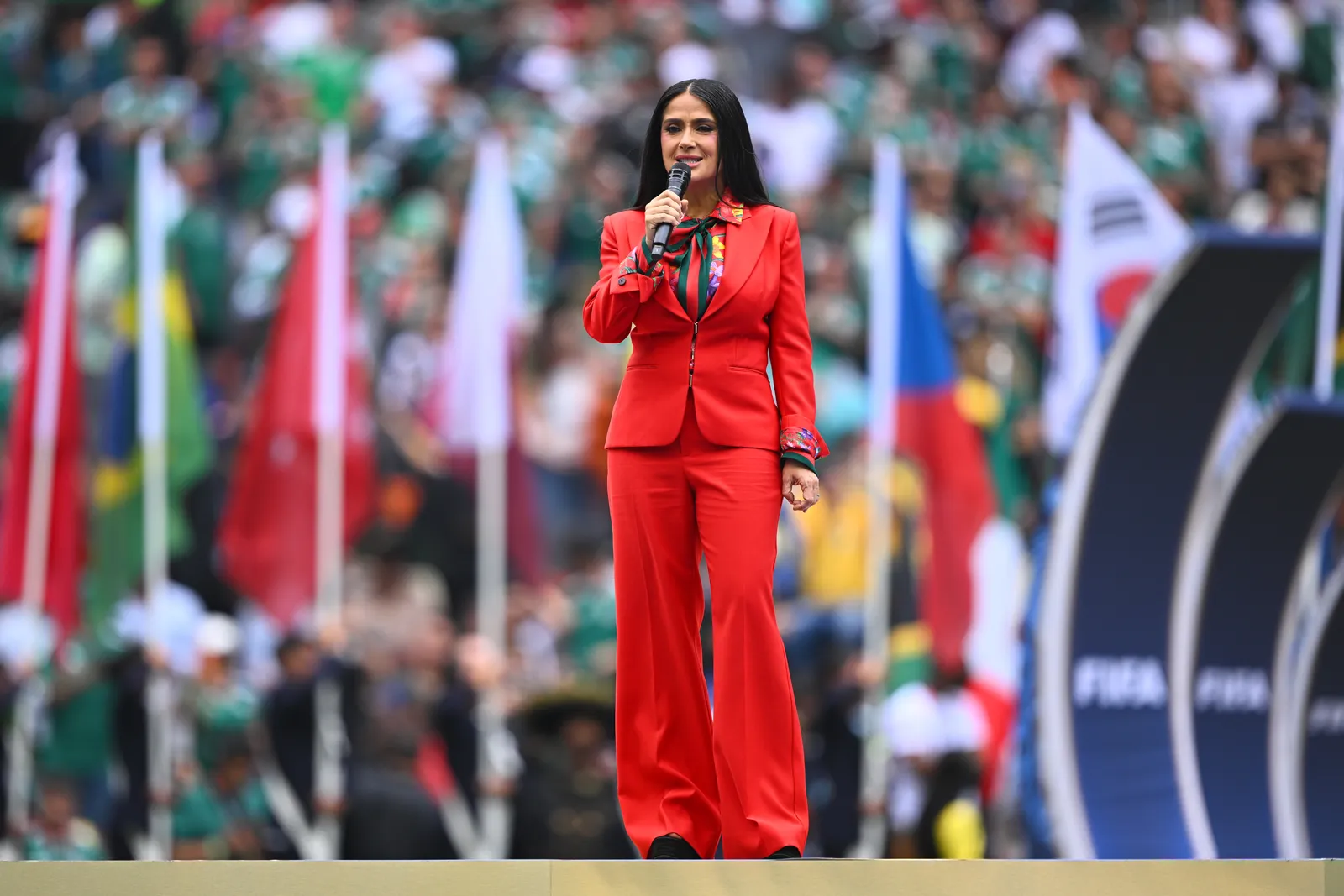 Salma Hayek brilla con un traje sastre color rojo mexicano en la inauguración del Mundial 2026