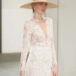 Sombreros para novias: la guía definitiva sobre el accesorio que puede cambiar por completo tu look nupcial